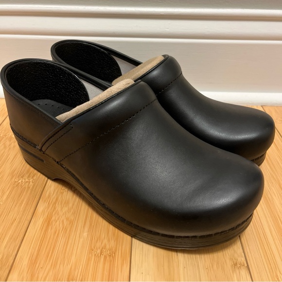 Dansko Black Leather Clogs size 41/ 11 Wide - Picture 1 of 6